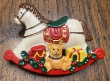 Broche prendedor de caballo mecedor caprichoso de plástico de colección con tema de vacaciones de Navidad