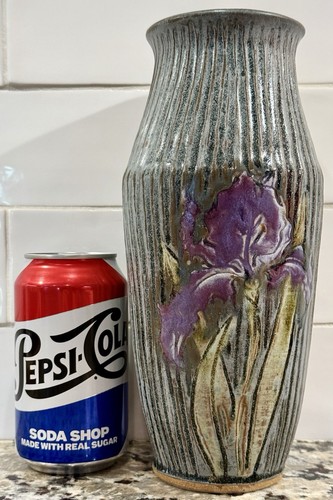 Jarrón de cerámica vintage Emily Pearlman (1920-2018), flor de iris 9,5”, Nueva York EE. UU. - Imagen 6 de 10