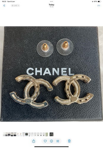Beautiful CHANEL 2020 White Pearl Black Crystal CC Stud Earrings - Picture 4 of 4
