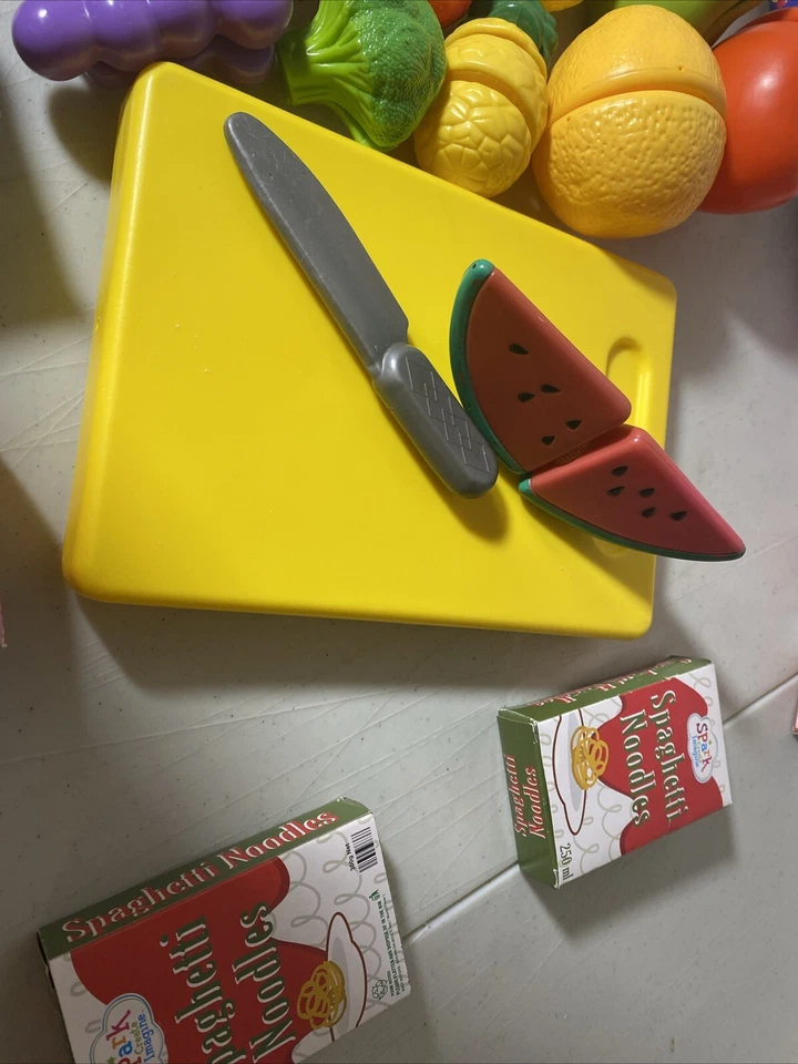 Comida divertida para jugar simulando frutas verduras cortadas con tabla de cortar y cuchillo Foto 3 de 4