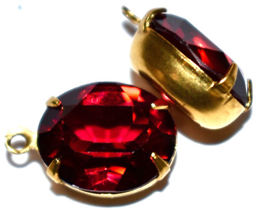 VINTAGE 2 FACETED GLASS OVAL PENDANT BEADS BRASS • 12x10mm RUBY