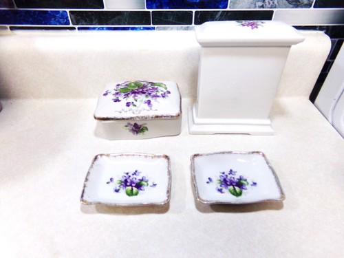 RELOJ DE TOCADOR DE PORCELANA DE COLECCIÓN Y CAJA DE BARATIJAS DE TOCADOR CON 2 BANDEJAS Y VIOLETAS - Imagen 3 de 6