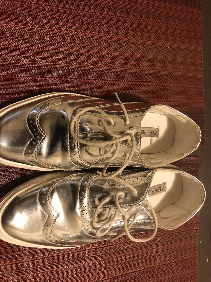 Zapatillas deportivas Cape Robbin plateadas brillantes metálicas zapatos para mujer talla 7 con cordones preppy Foto 3 de 4