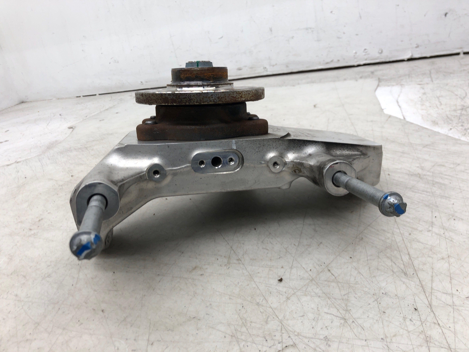 2015-2021 MCLAREN 570S RIGHT FRONT SPINDLE KNUCKLE WHEEL BEARING HUB 13BA104CP