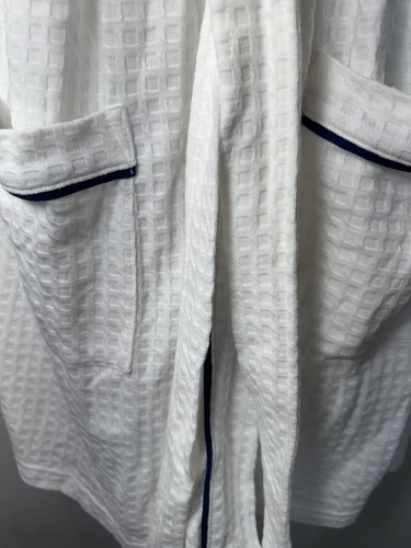 New Liz Claiborne Women’s White Waffle Knit Robe Size Medium - Picture 6 of 7