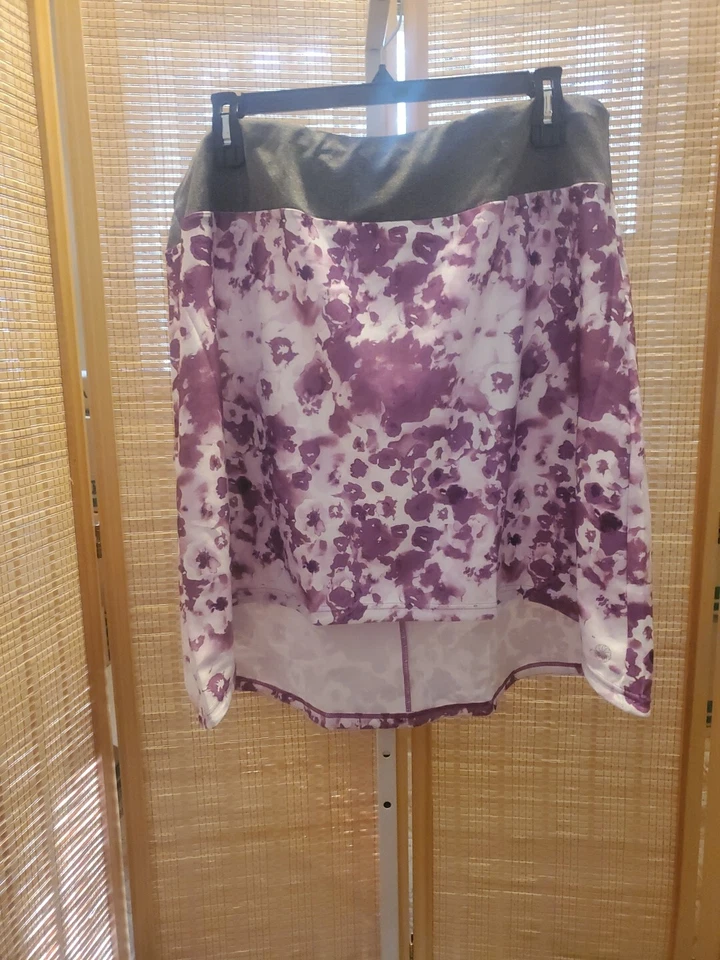 Falda deportiva Full Beauty para mujer talla 22 24 gris púrpura estampado floral alta baja  Foto 2 de 4