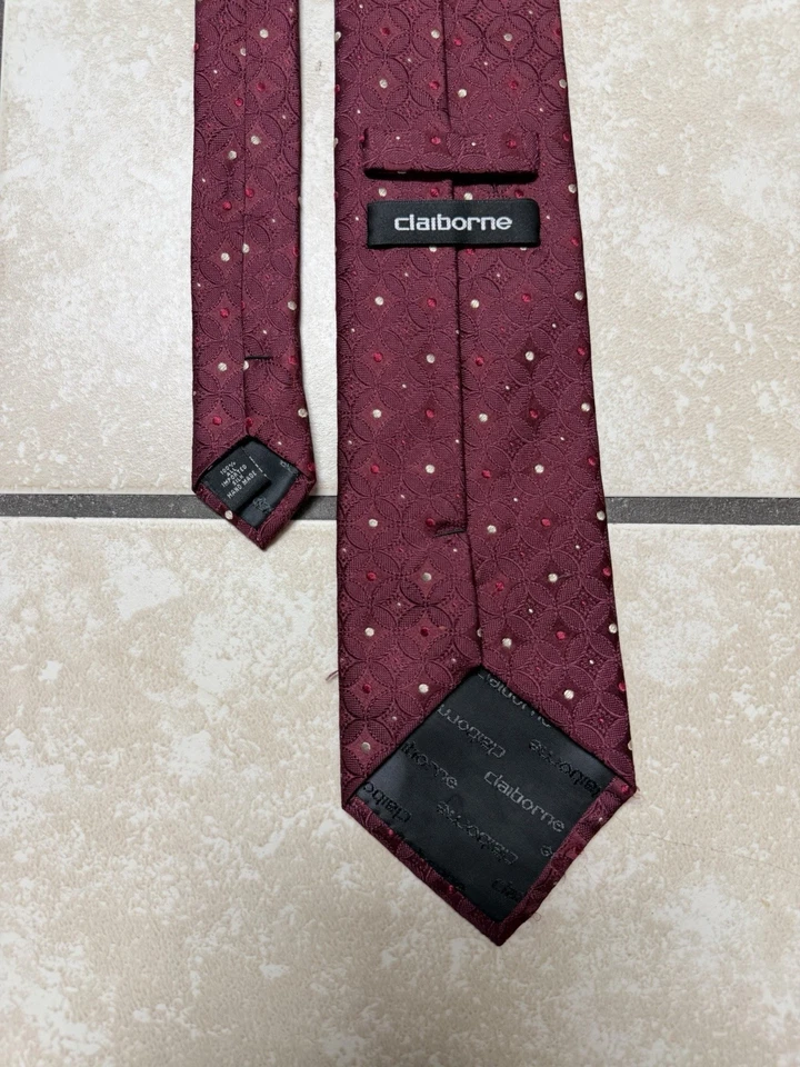 Corbata de seda geométrica Claiborne rojo granate 59x4 Foto 3 de 4