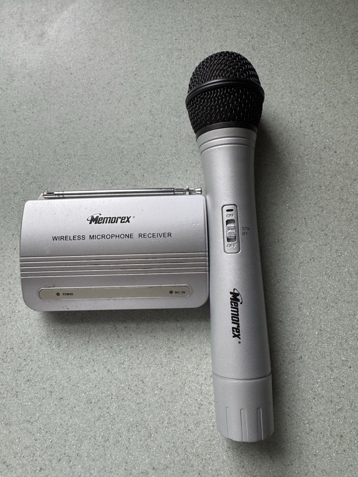 Memorex MKA381 Wireless Handheld Microphone & Receiver Karao
