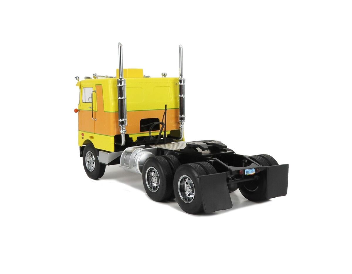 1977 PETERBILT 352 PACEMAKER TRUCK YELLOW 1:18 SCALE BY ROAD 1977 PETERBILT 352 PACEMAKER TRUCK YELLOW 1:18 SCALE BY ROAD