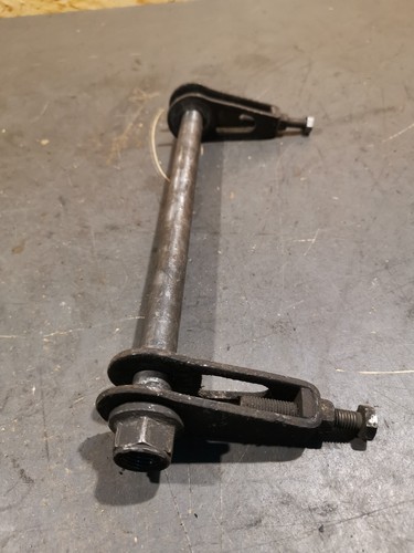 Honda VF 500 (PC12) Achse hinten samt Kettenspanner Hinterachse