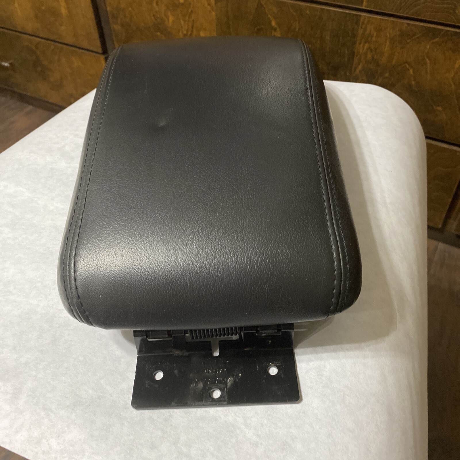 20052009 BUICK LACROSSE CENTER CONSOLE LID LEATHER ARMREST OEM BLACK