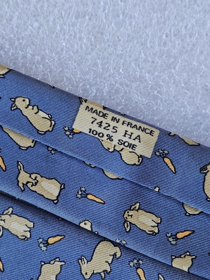 Corbata HERMES TIE 7425HA conejos y zanahorias en seda azul claro Foto 4 de 4