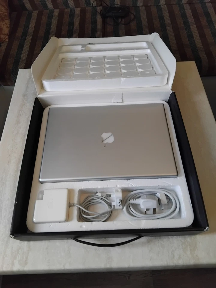 Apple 15-Inch MacBook Pro A1226 (2007), Core 2 Duo 2.2Ghz, 4GB RAM, Boxed - Image 3 of 4