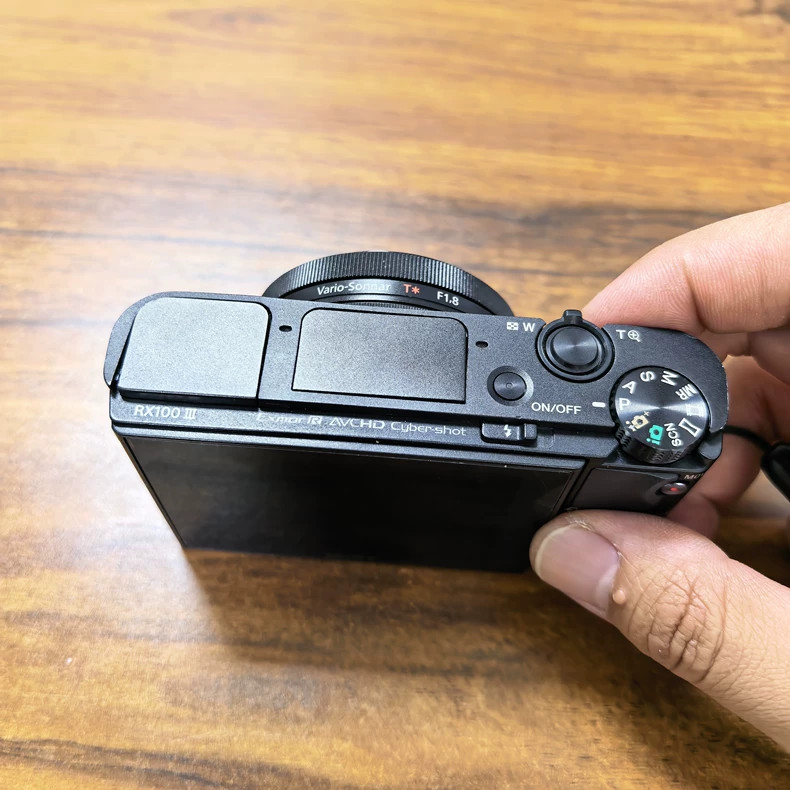Sony DSC-RX100 III RX100M3 20.1 MP SLR Digital Camera Built-in