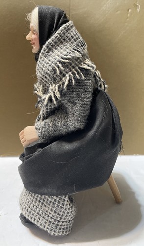 Muñeca HIGHLAND CHARACTER vieja abuela sentada en un taburete - rara difícil de encontrar - Imagen 2 de 6