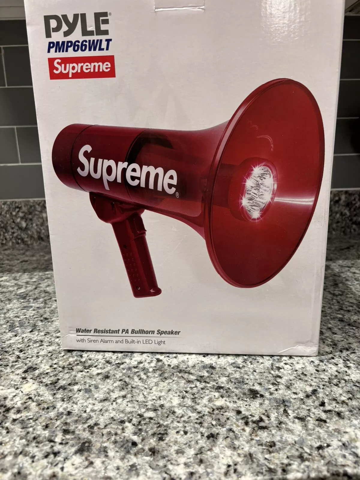 Accessoires mégaphone imperméable Supreme Pyle rouge FW21 flambant neuf