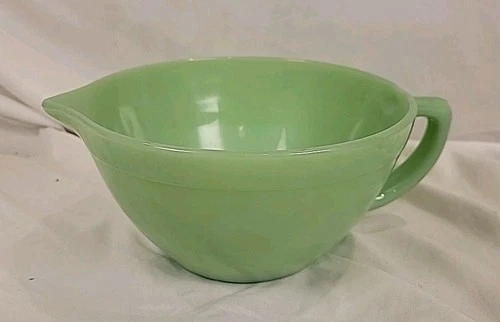 Vintage Anchor Hocking Jadeite Fire King Round Handled Batter Bowl w/ Spout 7½"D