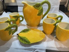Dash of That Ceramic Lemon Pitcher, 6 Mugs And Spoon Rest