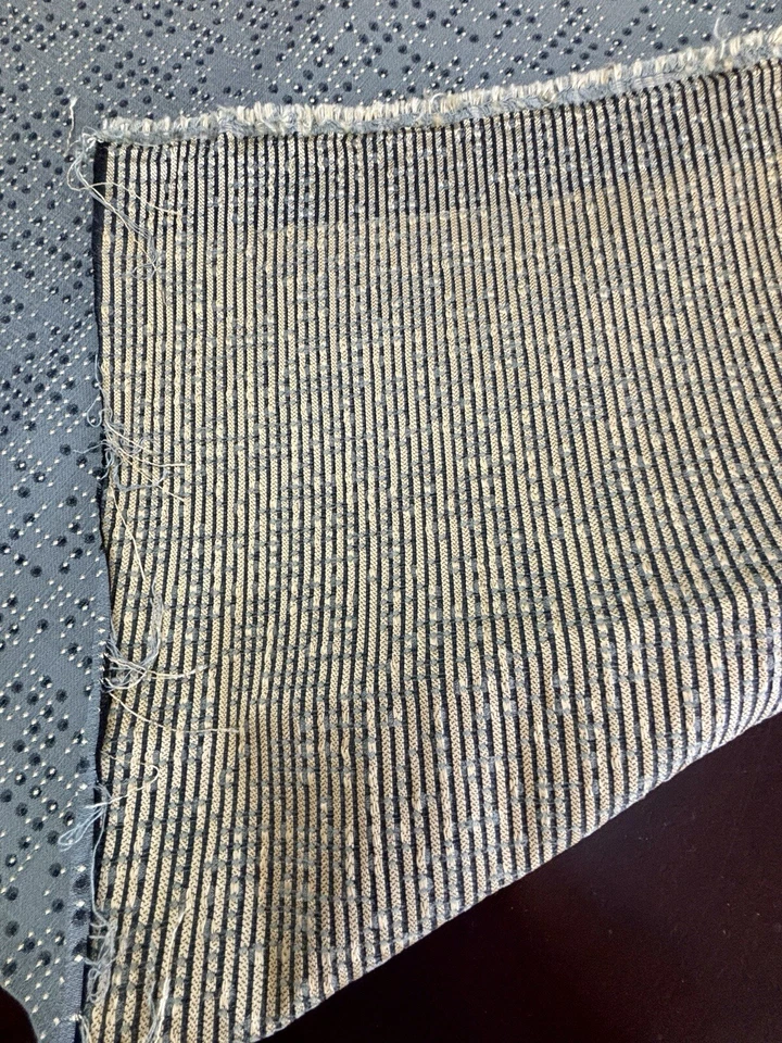 Remanente de tela de tapicería jacquard puntos verdes y dorados polvorientos geométricos 60" x 40" Foto 4 de 4