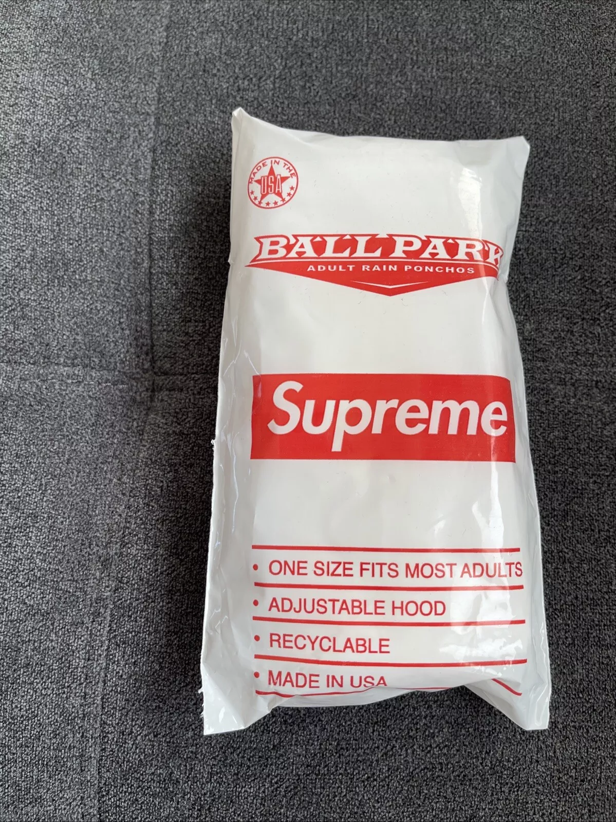 SUPREME BALLPARK PONCHO SS20 NEUF BOÎTE LOGO IMPERMÉABLE SCELLÉ