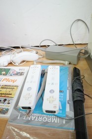 Nintendo Wii  RVL 001 White with 2 controllers and wii play game complete tested