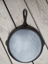 Vintage Pointy Handled Cast Iron Skillet 8