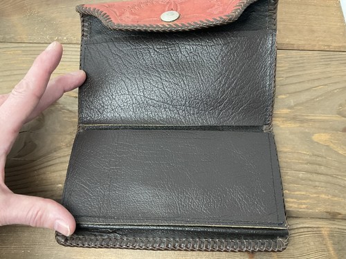 Billetera de chequera grande de cuero mecanizada a mano de colección 7” x 4,25” Rockabilly geométrica - Imagen 14 de 21