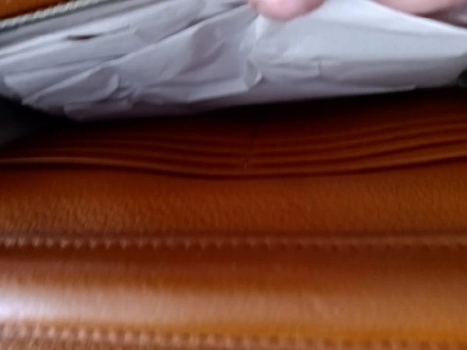 Cartera bandolera de cuero acolchada color silla marrón Aimee Kestenberg cadena Foto 4 de 4