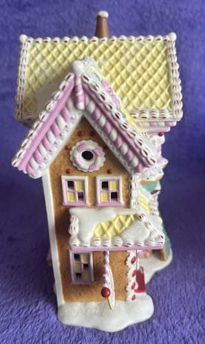 Home Town Traditions by Dept 56 "Mrs Butter Cream’s Bed & Breakfast” 2004 - Picture 2 of 10