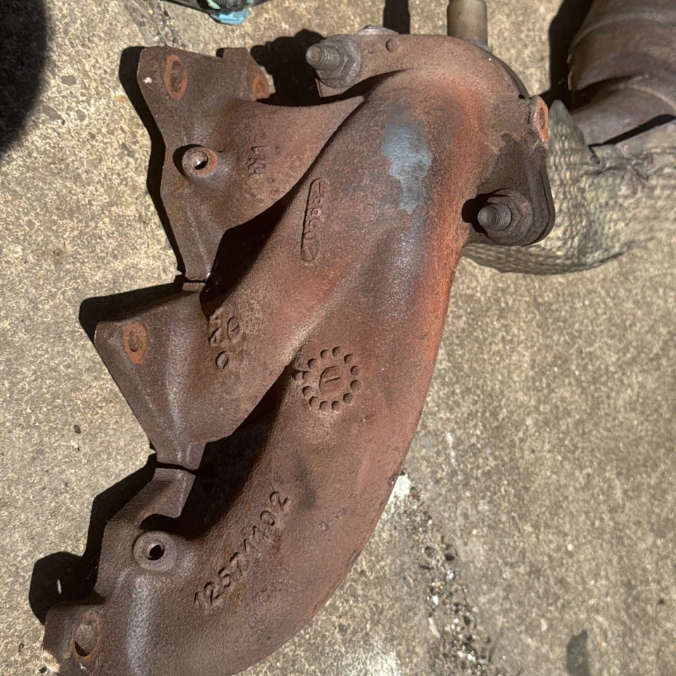 04-09 Cadillac STS SRX Colector de escape lado conductor izquierdo OEM original catalítico Foto 4 de 4