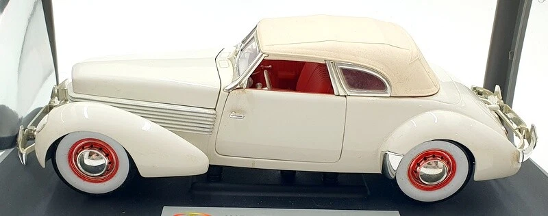 Signature 1/18 Scale Diecast 18112 - 1937 Cord 812 Supercharged - White - Image 3 of 4