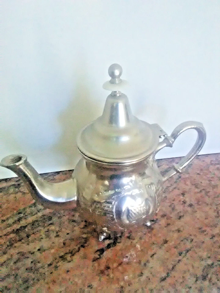 Tetera marroquí árabe islámica en relieve de metal plateado vintage Oriente Medio Foto 2 de 4