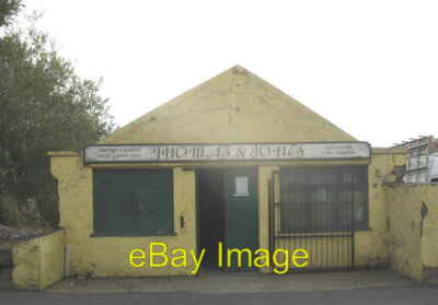 Foto 6x4 The Old Hanroy Cinema, Deiniolen Now a glaziers' workshop, c2006