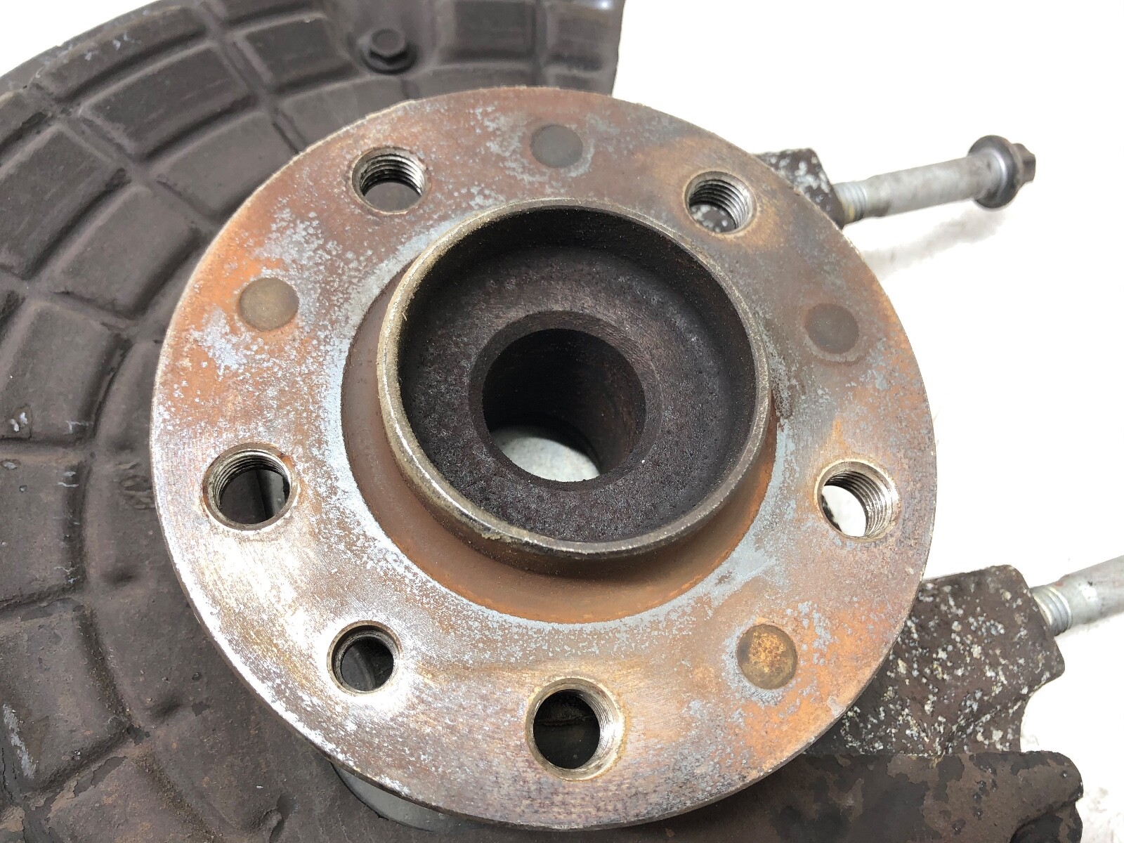 2014-2020 MASERATI GHIBLI 3.0L V6 RWD RIGHT PASS FRONT SPINDLE KNUCKLE HUB OEM.