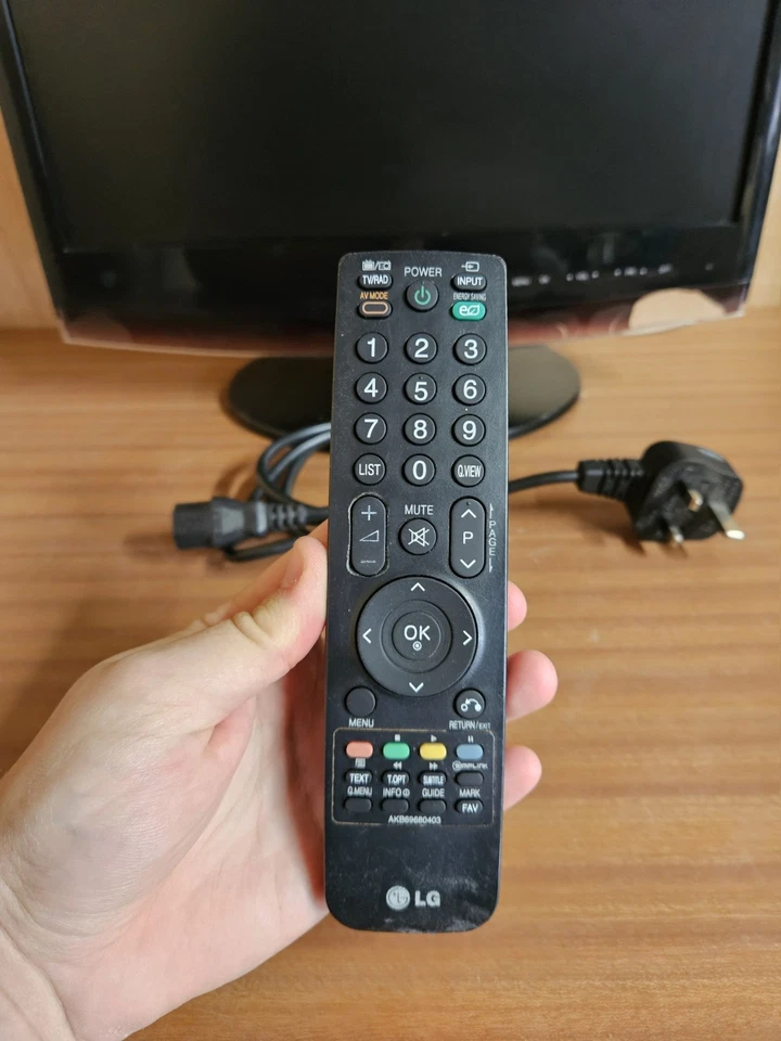 LG Flatron M1962DL 19” HD LCD TV Plus Remote Controller Black - Image 2 of 4