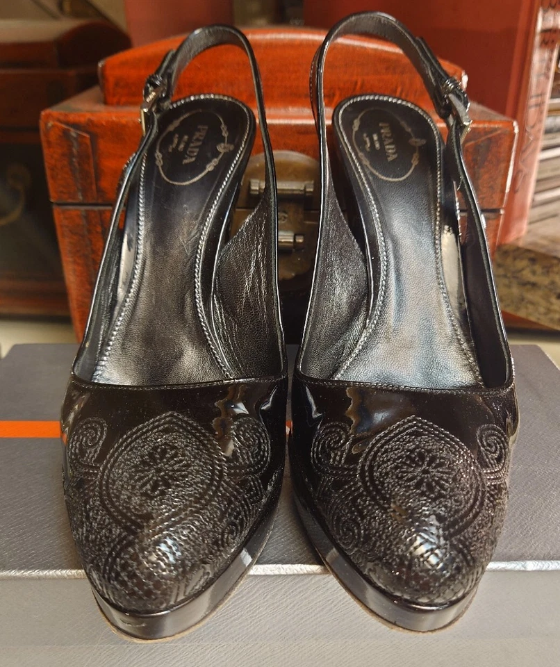 ¡Desajuste! Zapatos de salón PRADA 39/40 ajustables de charol negro 39/40 usados en excelente estado Foto 3 de 4