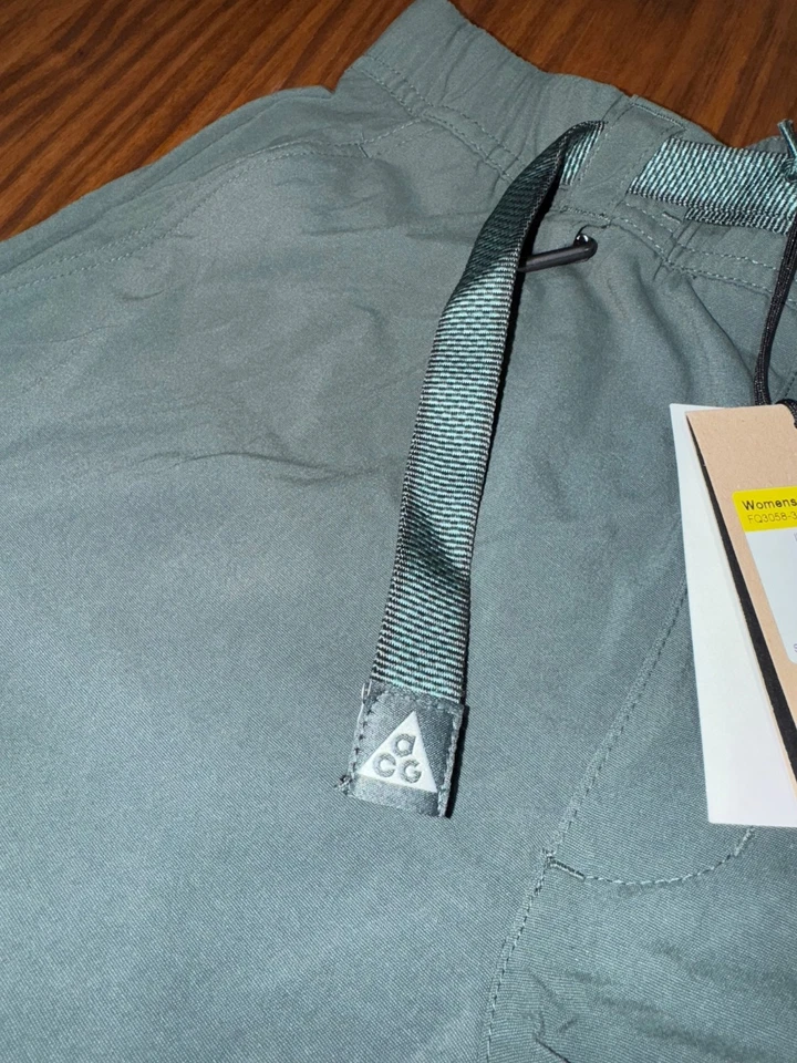 Pantalones de senderismo Nike para mujer pequeños 'UV Hike' ACG tiro medio verdes FQ3058-338 Foto 4 de 4