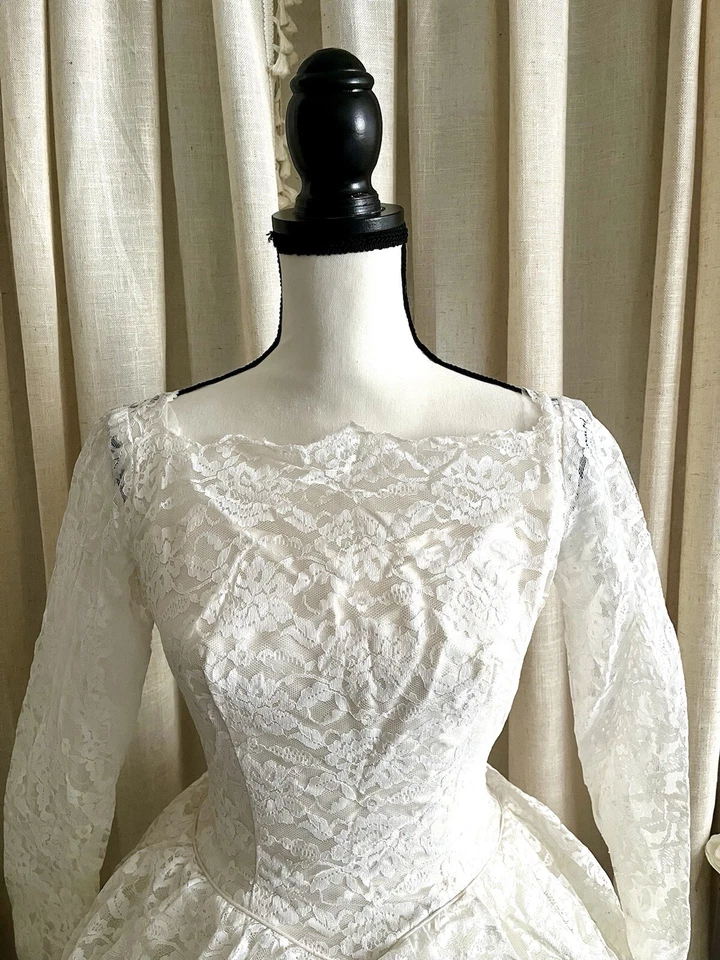 Vtg Size 4 White Lace Tiered Wedding Dress Long Sleeves - Image 2 of 4