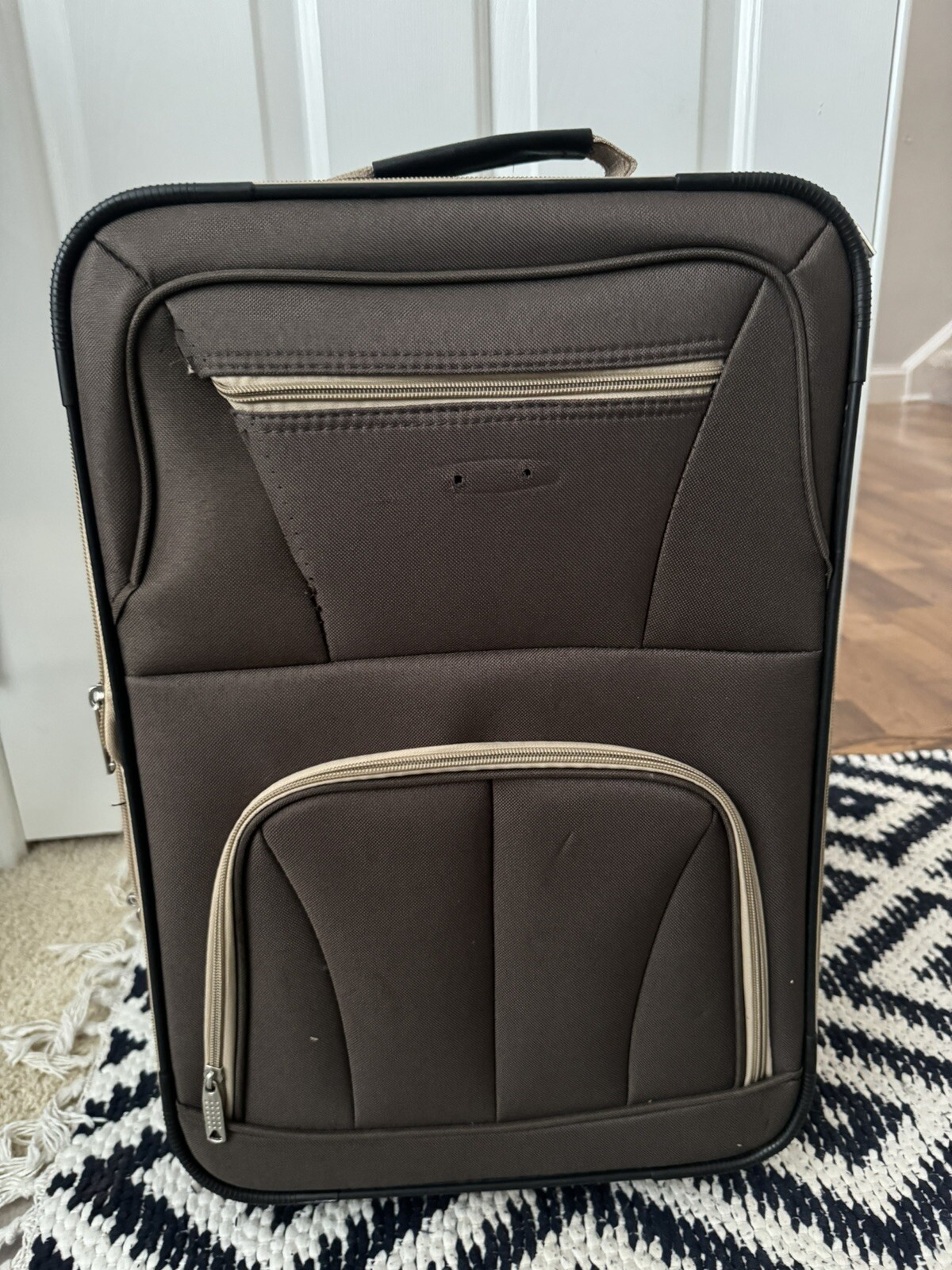 Lightweight Wheeled Carry-On Luggage for Easy Travel-image