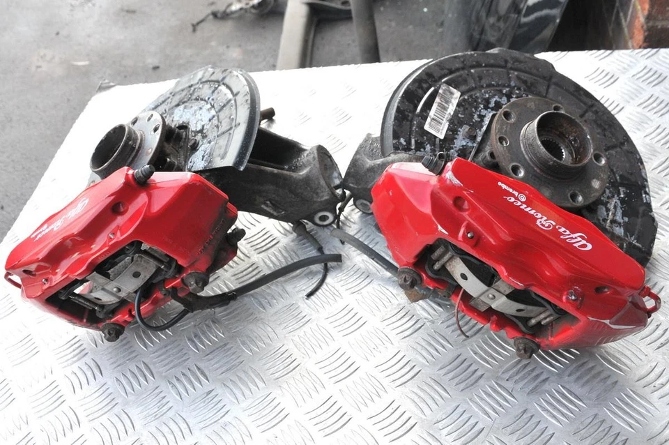 Alfa Romeo 159 3.2 Giulietta front brake calipers pair 4-pot Brembo 330mm + hubs - Image 2 of 4