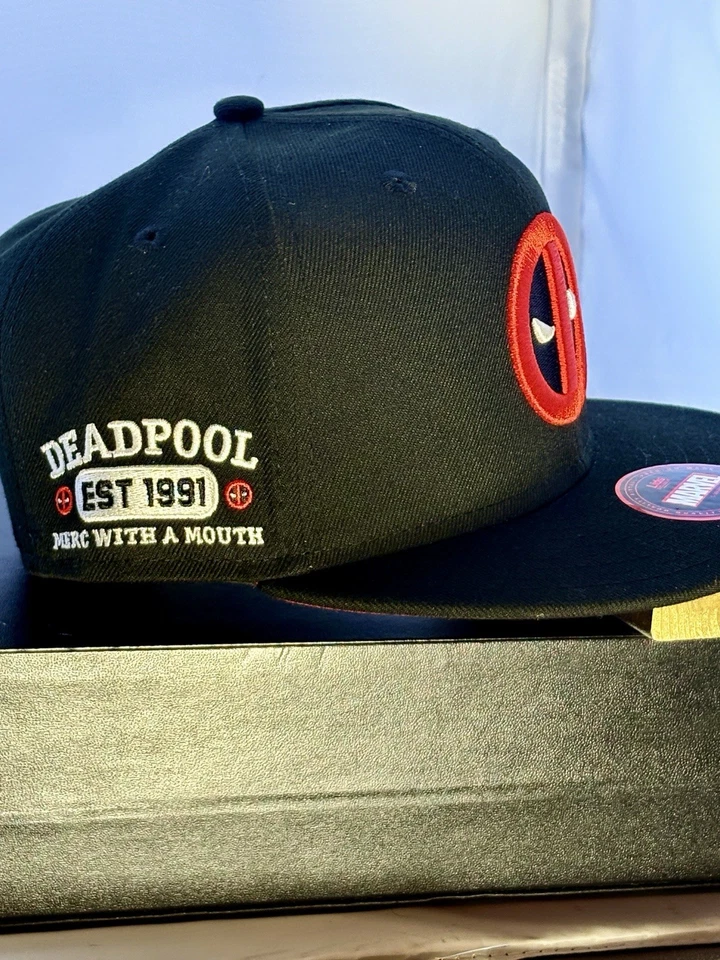 Chapéu ajustável Deadpool Marvel tampas exclusivo 59FIFTY 7 3/8 vermelho UV raro novo com etiquetas raro - Imagem 2 de 4