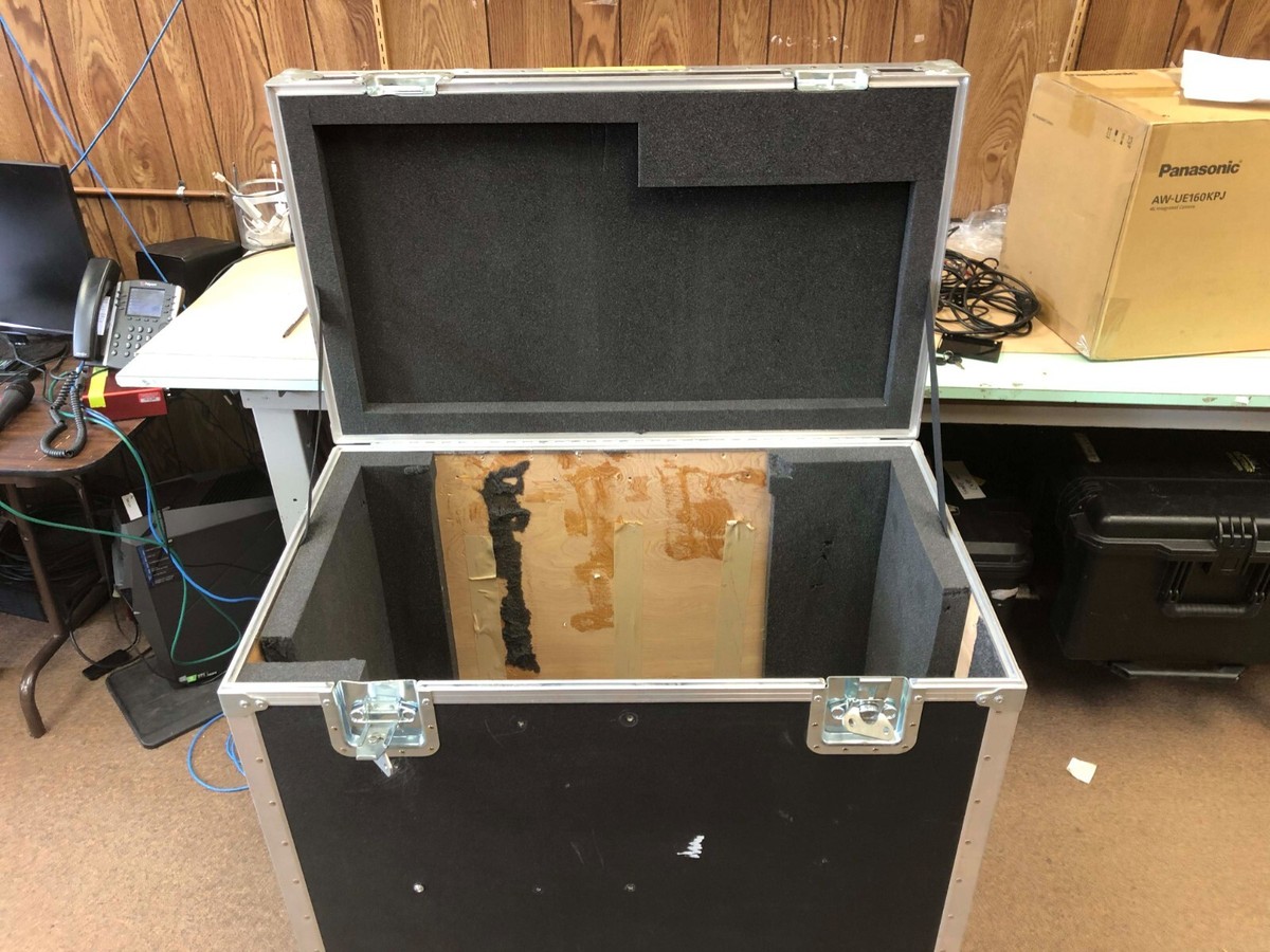 Rolling Anvil Road Case. Heavy Duty Cable/Misc Case. Calzone