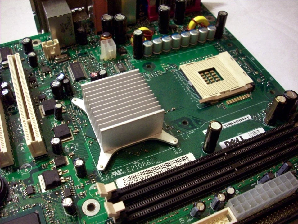 DELL E210882 PB DE051 C83553-004 Socket 478 Computer Motherboard with Backplate - Image 4 of 4