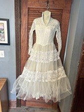 vintage 1950s white scalloped lace tiered tulle skirt wedding dress Long Sleeve