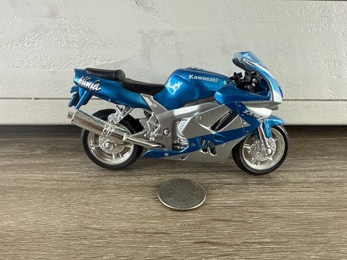 Maisto Kawasaki Ninja ZX-9R Diecast Motorcycle Superbike 1:18 Scale Blue - Picture 2 of 4