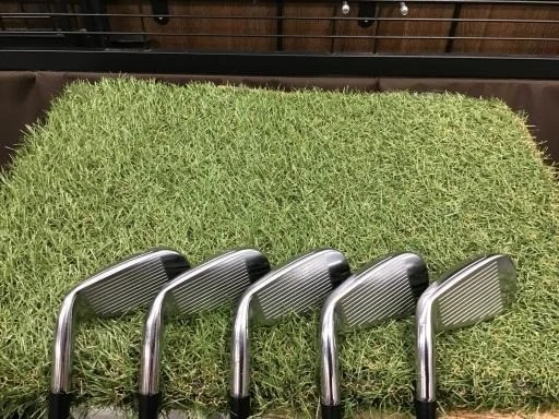 TaylorMade R11 Set di ferri 5-9 5 pezzi albero in carbonio rigido RH Japan... - Immagine 2 di 4