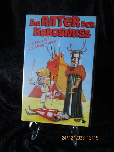 VHS - Die Ritter der Kokosnuss / Monty Python in der Großbox - Bild 1 von 4