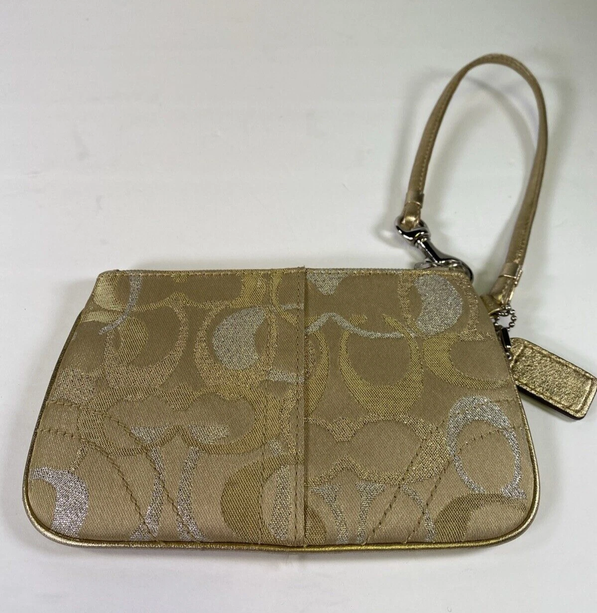 Mini pochette Coach da polso oro metallizzato e argento con logo monogramma e cerniera