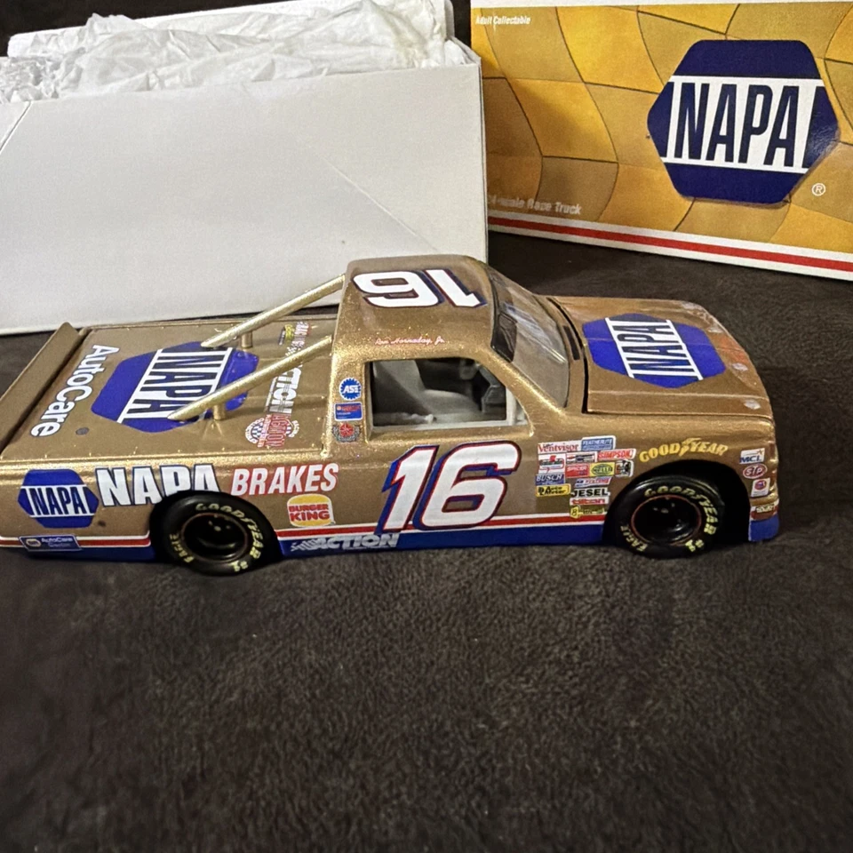 ACTION RACE NASCAR ГРУЗОВИК СЕРИИ #16 РОН HORNADAY JR NAPA CHEVY TRUCK ЗОЛОТО 1997 - Изображение 2 из 4