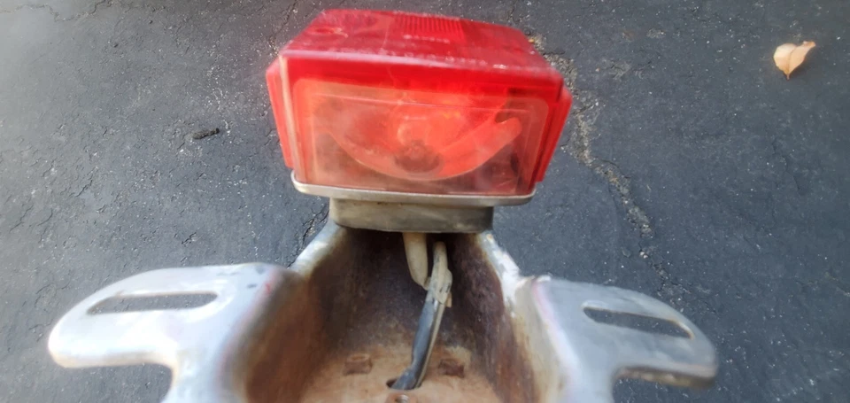 LUZ TRASERA YAMAHA SR500 XS650 XS750 XT500 DT200 TW200 XT225 XT350 XT600 OEM Foto 3 de 3